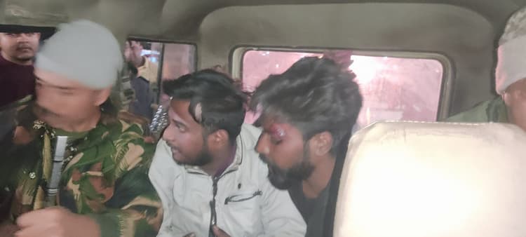 Deoghar News : मोबाइल छिनतई करते तीन युवकों को लोगों ने पुलिस को सौंपा, चकमा देकर एक भागा, तो हुई नारेबाजी