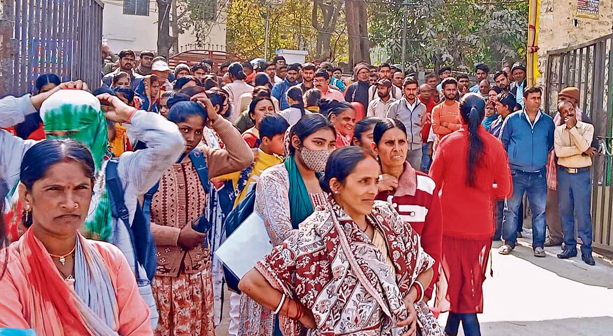 chhapra news : इंटर की परीक्षा में गणित के आसान प्रश्न देख छात्रों के चेहरों पर आयी मुस्कान