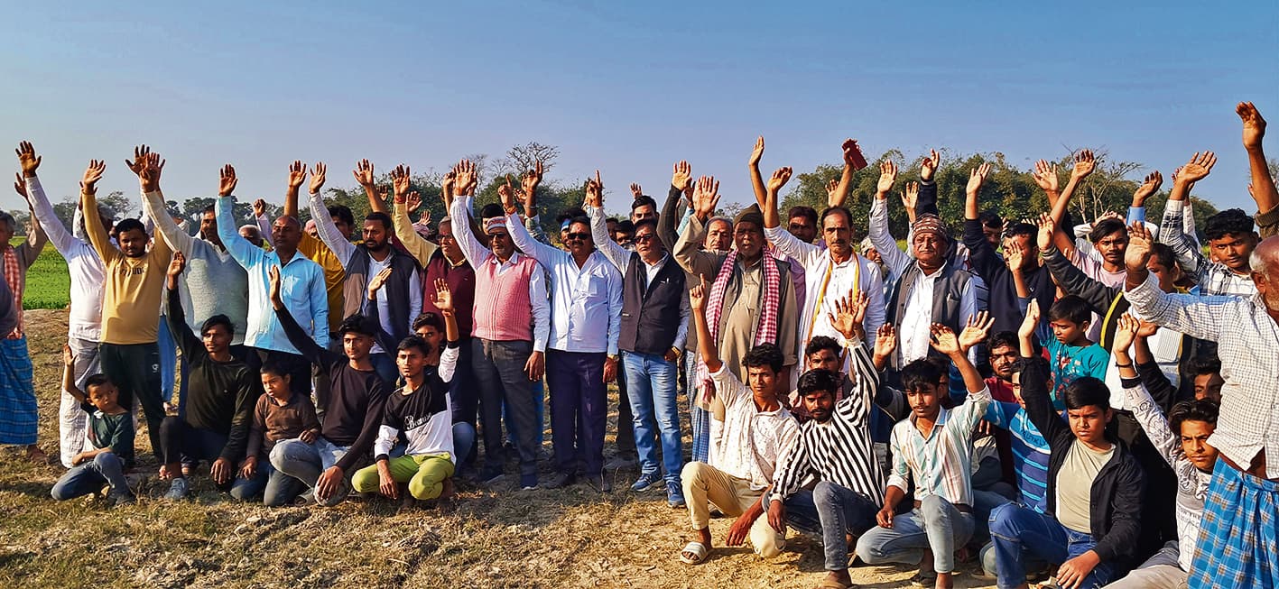 chhapra news : नये जमींदारी रिंग बांध के निर्माण कार्य को किसानों ने रोका, विरोध प्रदर्शन जारी