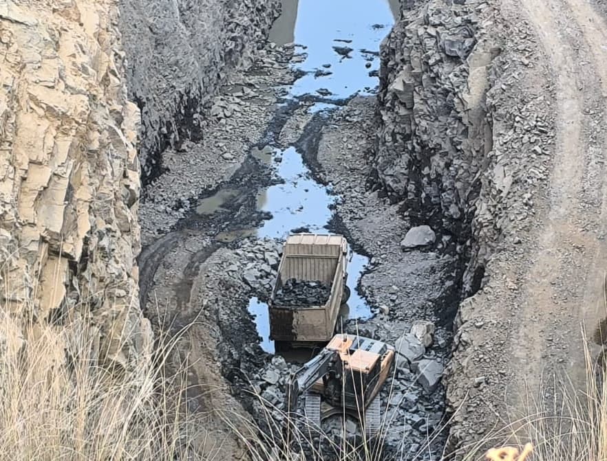 Giridih News: रोक के आदेश के बाद भी खदान में धड़ल्ले से किया जा रहा है पत्थर का अवैध उत्खनन