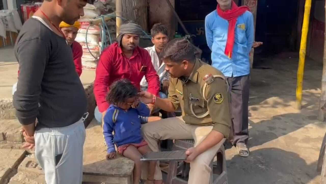 112 पर तैनात पदाधिकारी ने भटके बच्ची को परिजनों को सौंपा