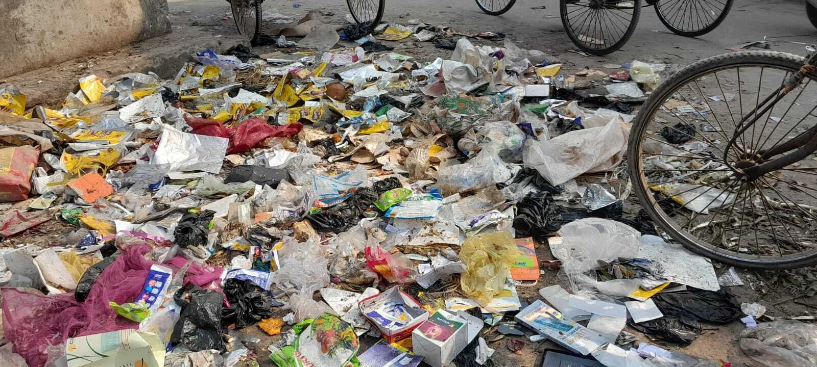 Madhubani News : सफाई कर्मियों की हड़ताल से चरमरायी शहर की सफाई व्यवस्था