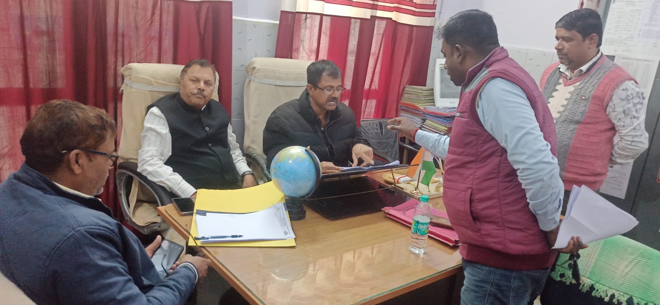 Madhubani News : टीम ने चिकित्सक के गायब रहने की जांच की