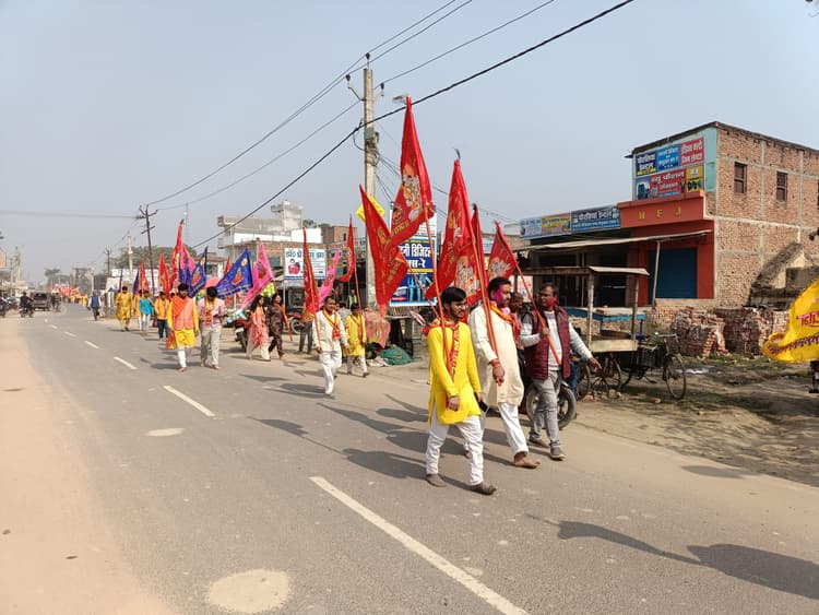 Madhubani News : श्रीखाटू श्याम बाबा के स्थापना महोत्सव पर भक्तों ने निकाली निशान यात्रा