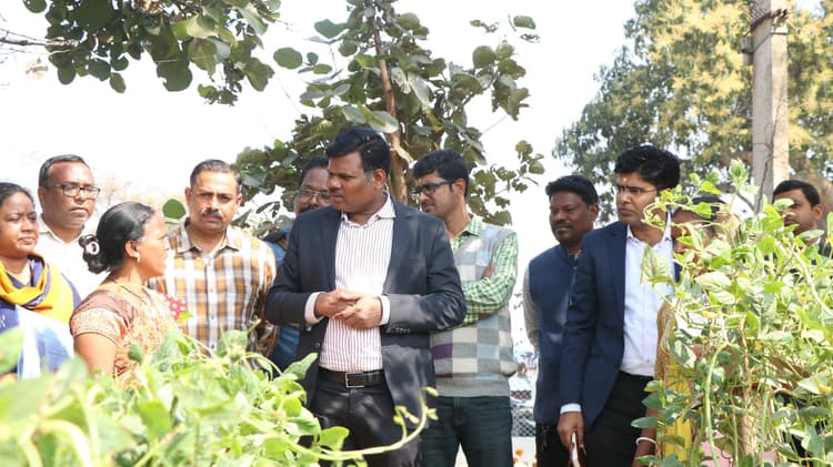 Chaibasa News : महिलाओं के सम्मान से राज्य अवश्य आगे बढ़ेगा : सचिव