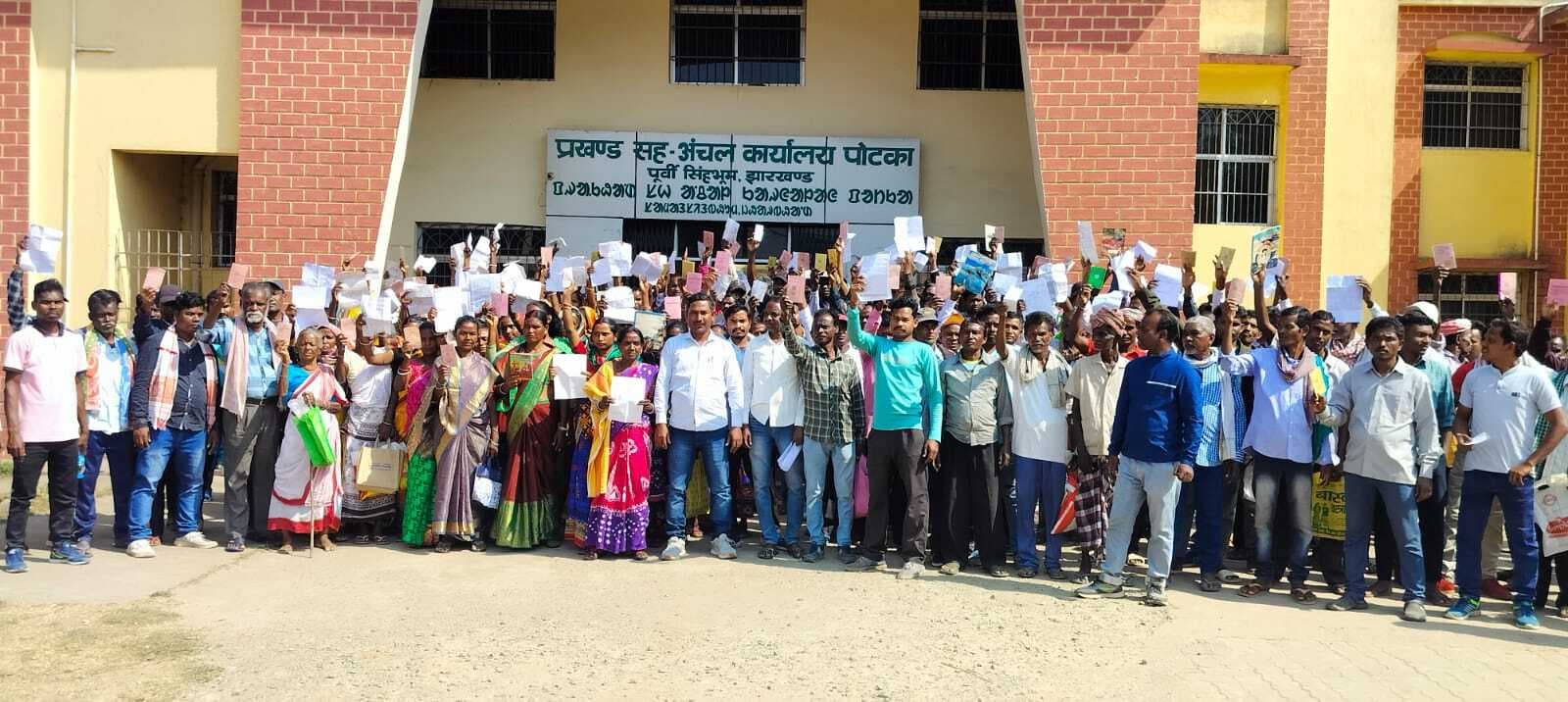 पांच माह से राशन से वंचित ग्रामीणों ने तीन घंटे किया गेट जाम