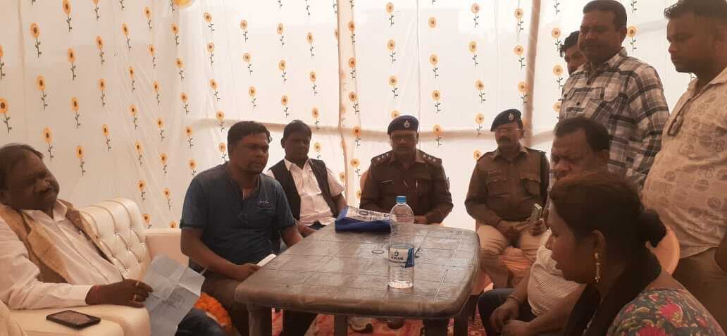 East Singhbhum News : घाटशिला में मंत्री के समक्ष फफक पड़ी महिला, कहा- साहब 15 दिन हो गये मेरे बेटे का कोई पता नहीं