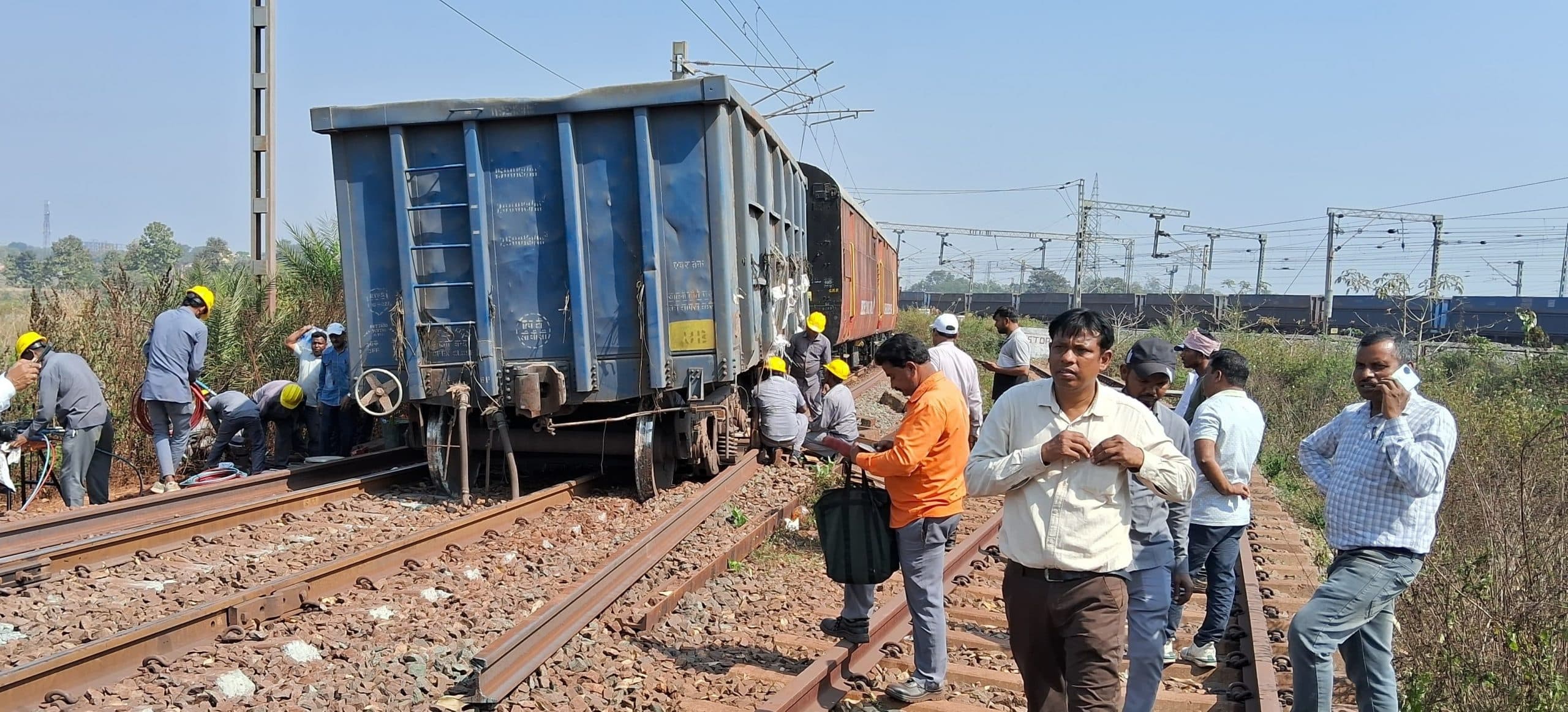Seraikela News : राजखरसावां के पास मालगाड़ी के तीन डिब्बे उतरे