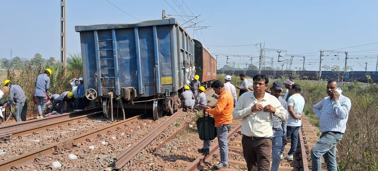 Seraikela News : राजखरसावां के पास मालगाड़ी के तीन डिब्बे उतरे