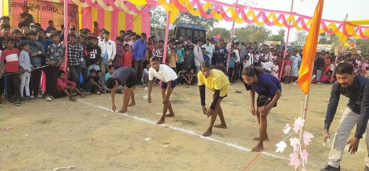 Chaibasa News : युवाओं की 100 मीटर दौड़ में रंजीत सोय प्रथम