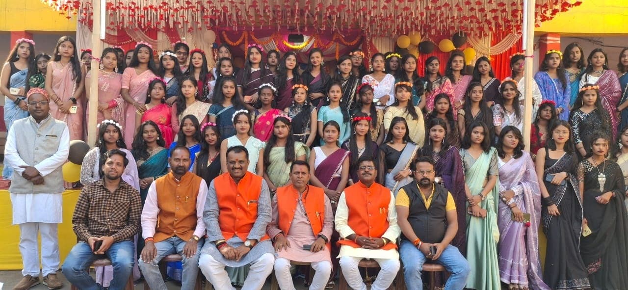 Bokaro News : स्कूलाें में दसवीं के विद्यार्थियों को दी गयी विदाई