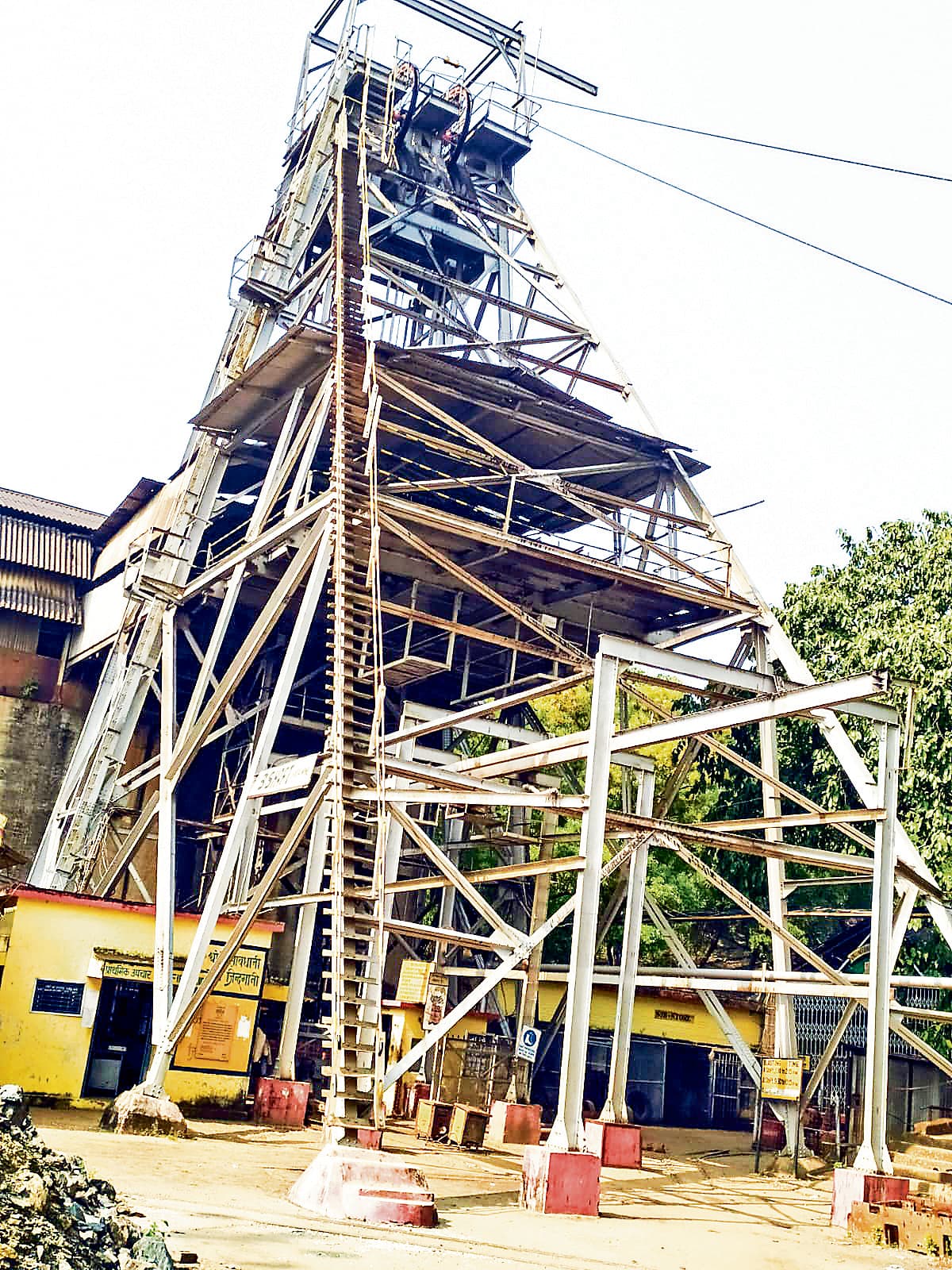 East Singhbhum News : आज से सुरदा खदान का संचालन करेगी ठेका कंपनी, 600 मजदूरों को रोटेशन पर मिलेगा काम