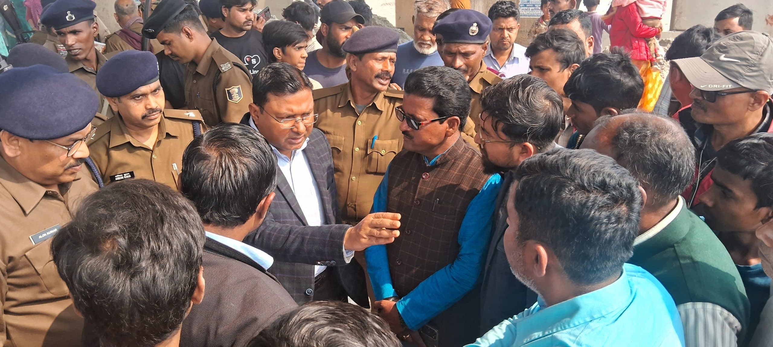 मस्जिद निर्माण को लेकर दो पक्षों में विवाद, विरोध में सड़क जाम