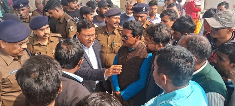 मस्जिद निर्माण को लेकर दो पक्षों में विवाद, विरोध में सड़क जाम