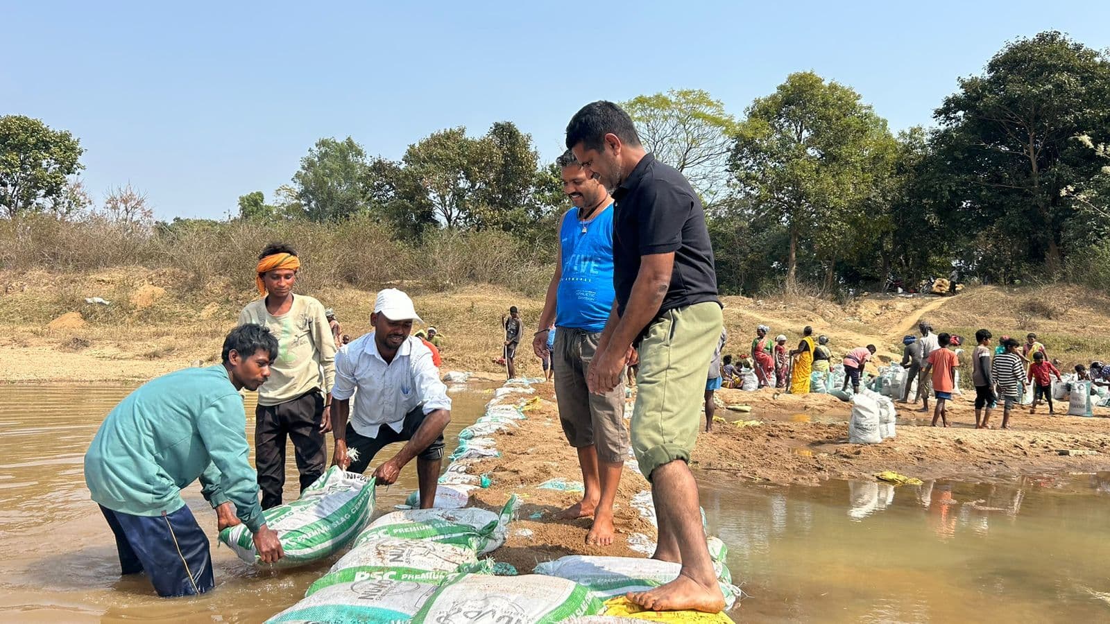 ग्रामीणों ने श्रमदान कर बनाया बोरीबांध