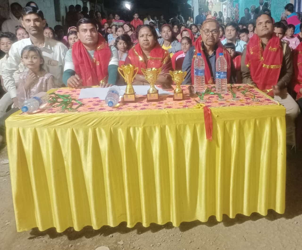 डांस प्रतियोगिता के विजेताओं को मिला पुरस्कार