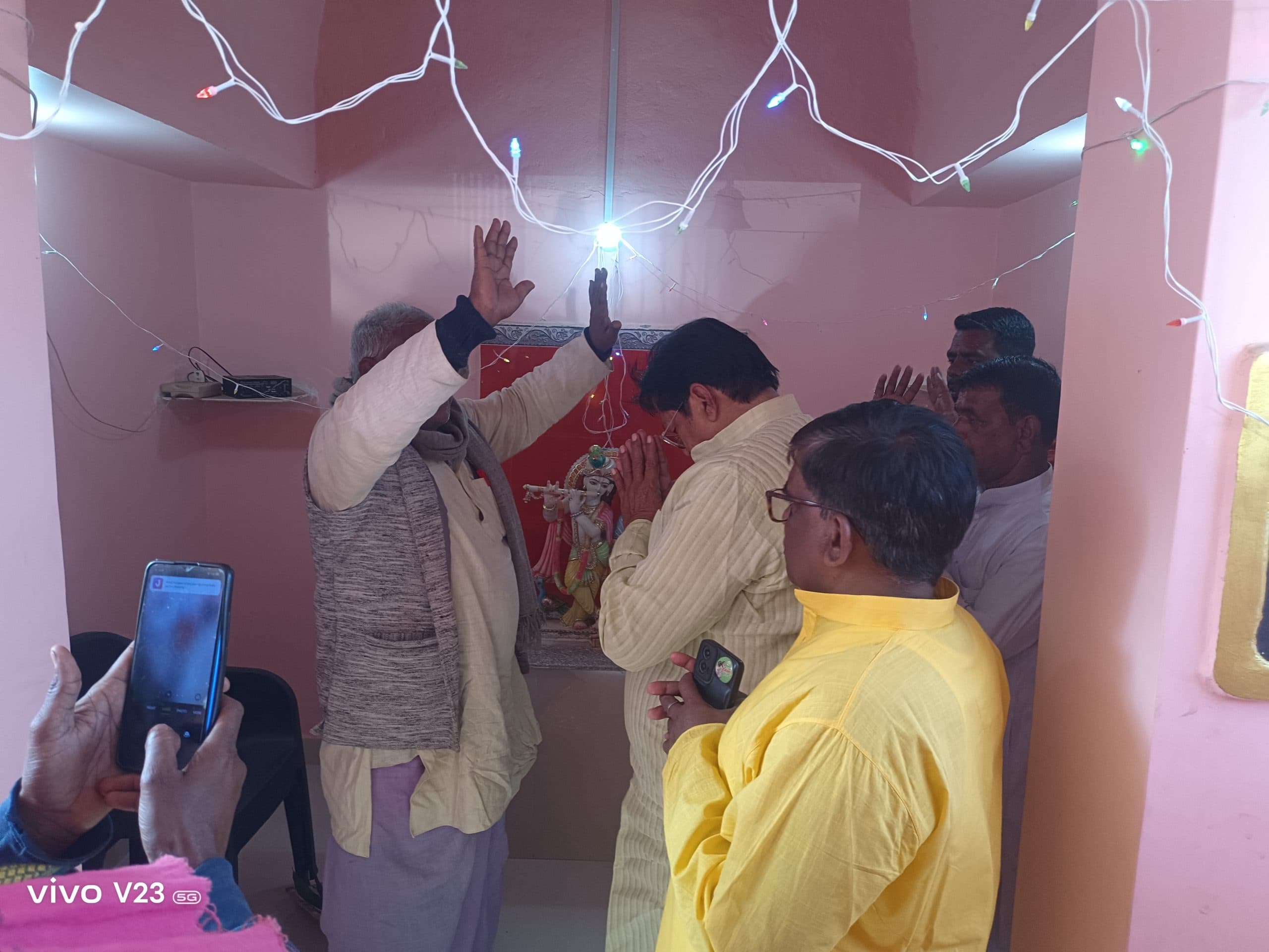 मंदिर में राधा कृष्ण की प्रतिमा का हुआ प्राण प्रतिष्ठा, निकली कलश यात्रा