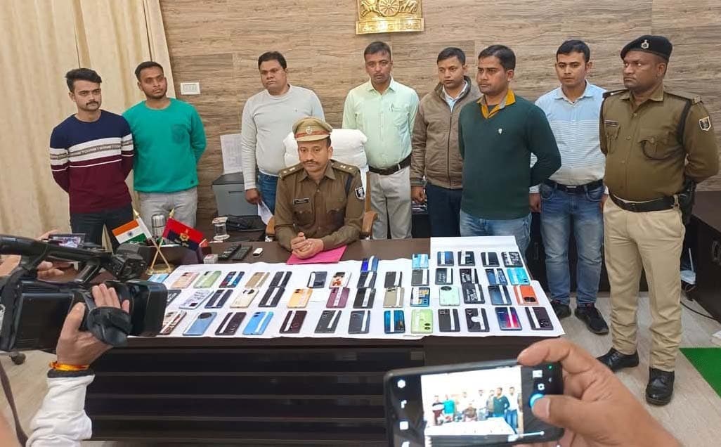 गुम हुए 51 मोबाइल उनके वास्तविक स्वामी को एसपी ने सौंपा
