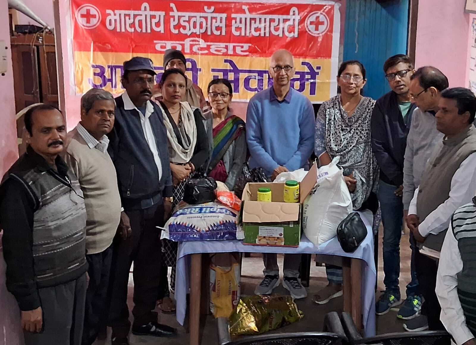 रेडक्रांस की ओर से वृद्धाश्रम में रह रहे वृद्धों के बीच राशन का वितरण