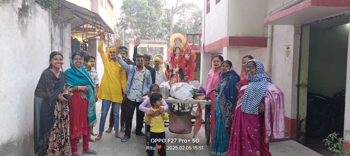 भक्तों ने नम आंखों से हंस वाहिनी मां सरस्वती को किया विदा