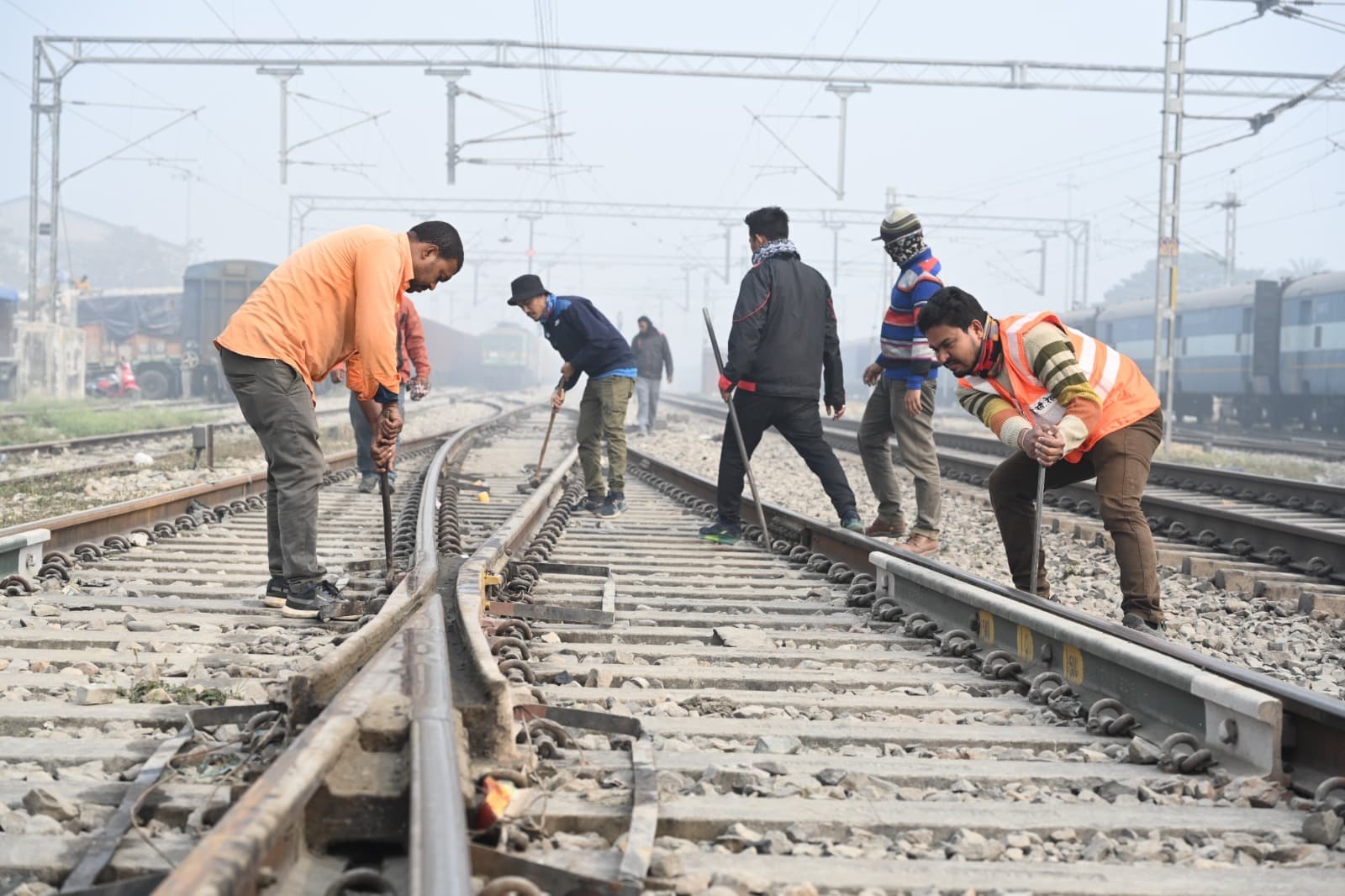 रेलवे ने ट्रैकमैन को उपलब्ध कराया डिवाइस, अब काम में लापरवाही पड़ेगी भारी