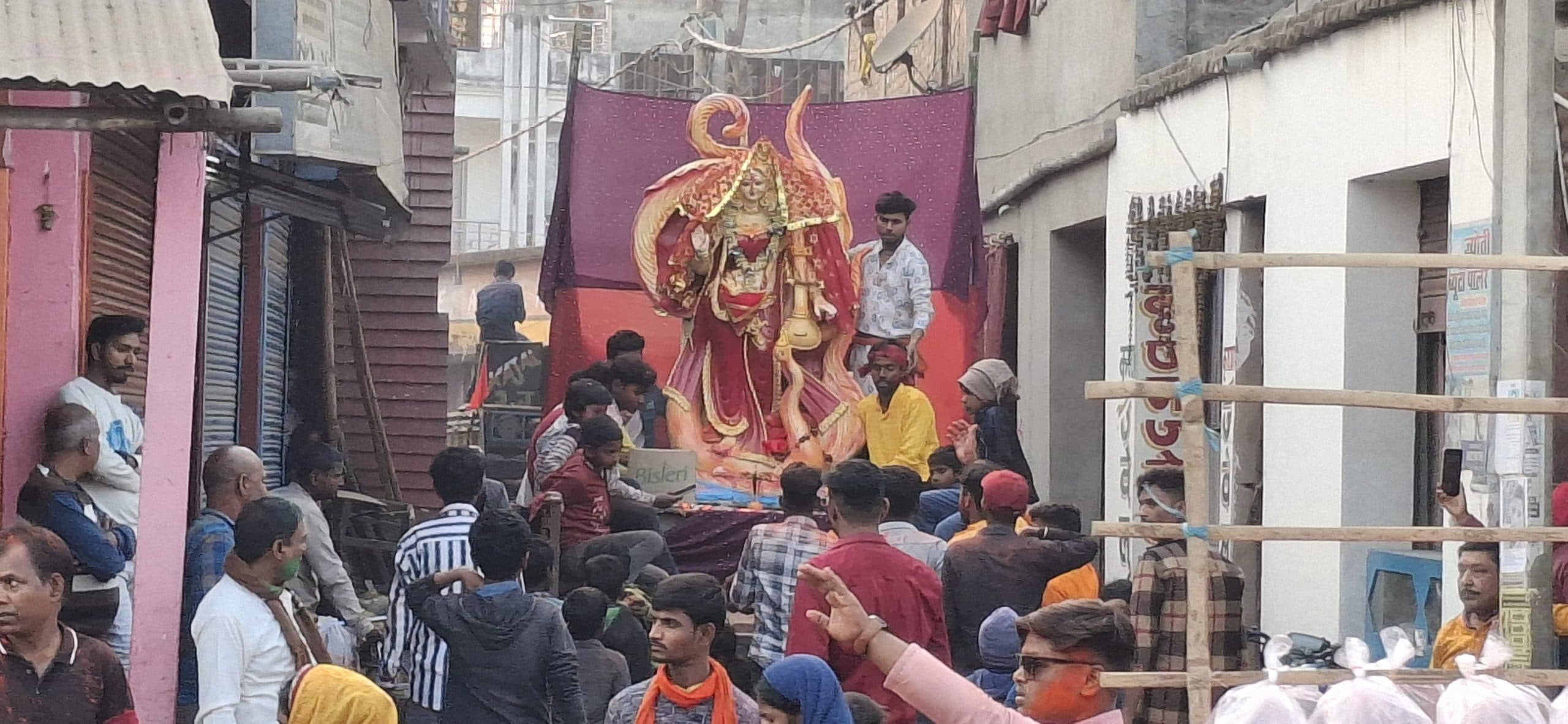 नम आंखों से मां सरस्वती की प्रतिमा का किया विसर्जन