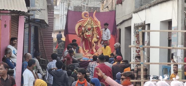 नम आंखों से मां सरस्वती की प्रतिमा का किया विसर्जन