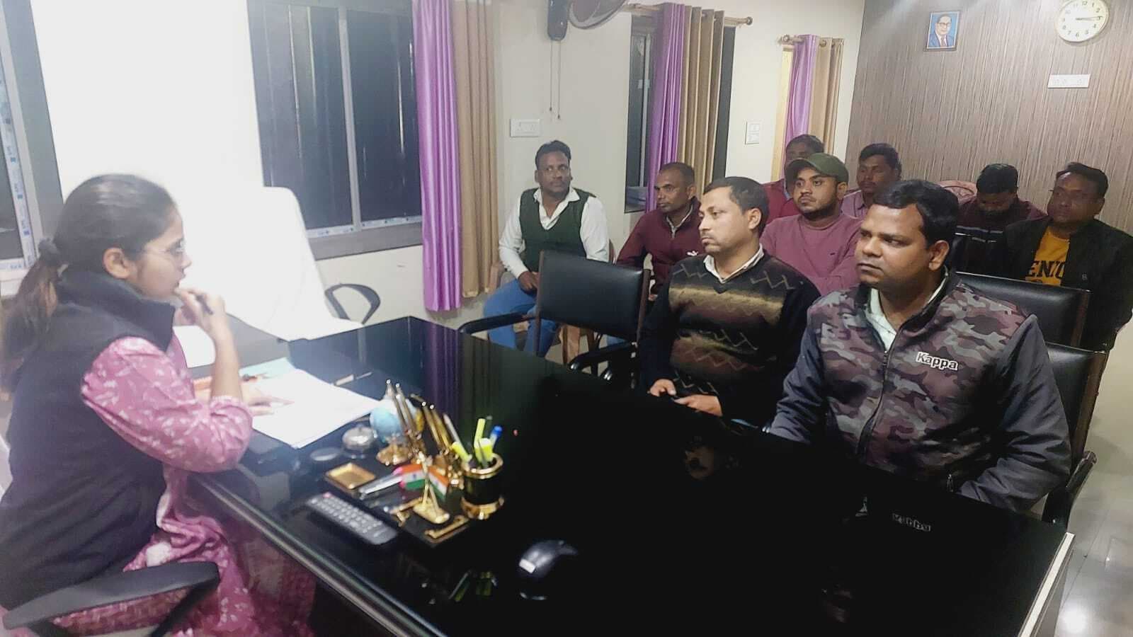 आवास सहायकों के साथ बीडीओ ने की बैठक, दिये कई निर्देश