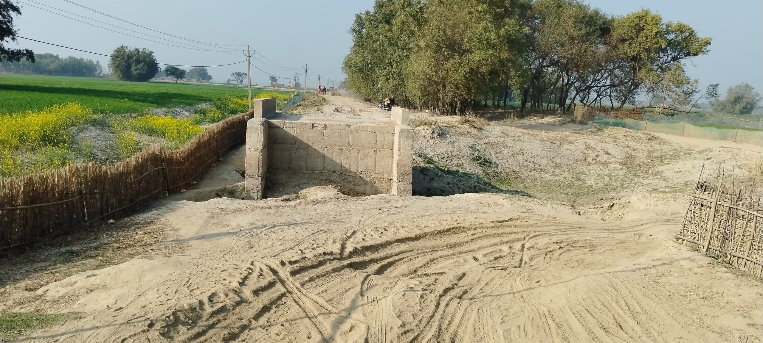 कच्ची सड़क से ही सैकड़ों लोगों के आवागमन की बनी है मजबूरी