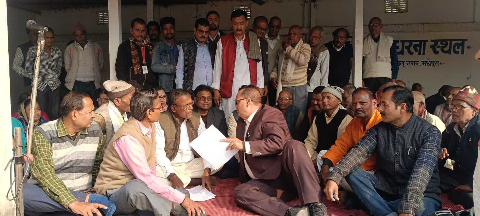 शिक्षकों व कर्मचारियों ने मांगों को लेकर दिया धरना