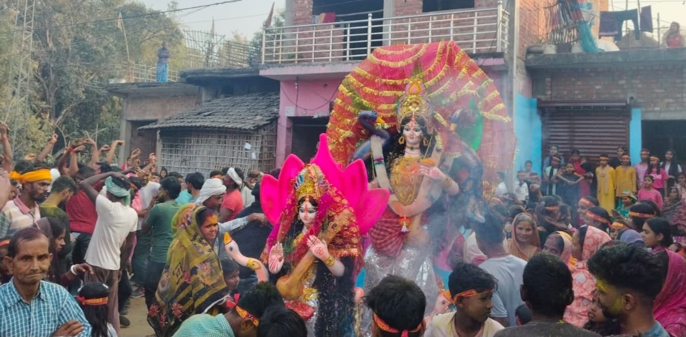 गाजे बाजे के साथ मां सरस्वती को दी गयी विदाई