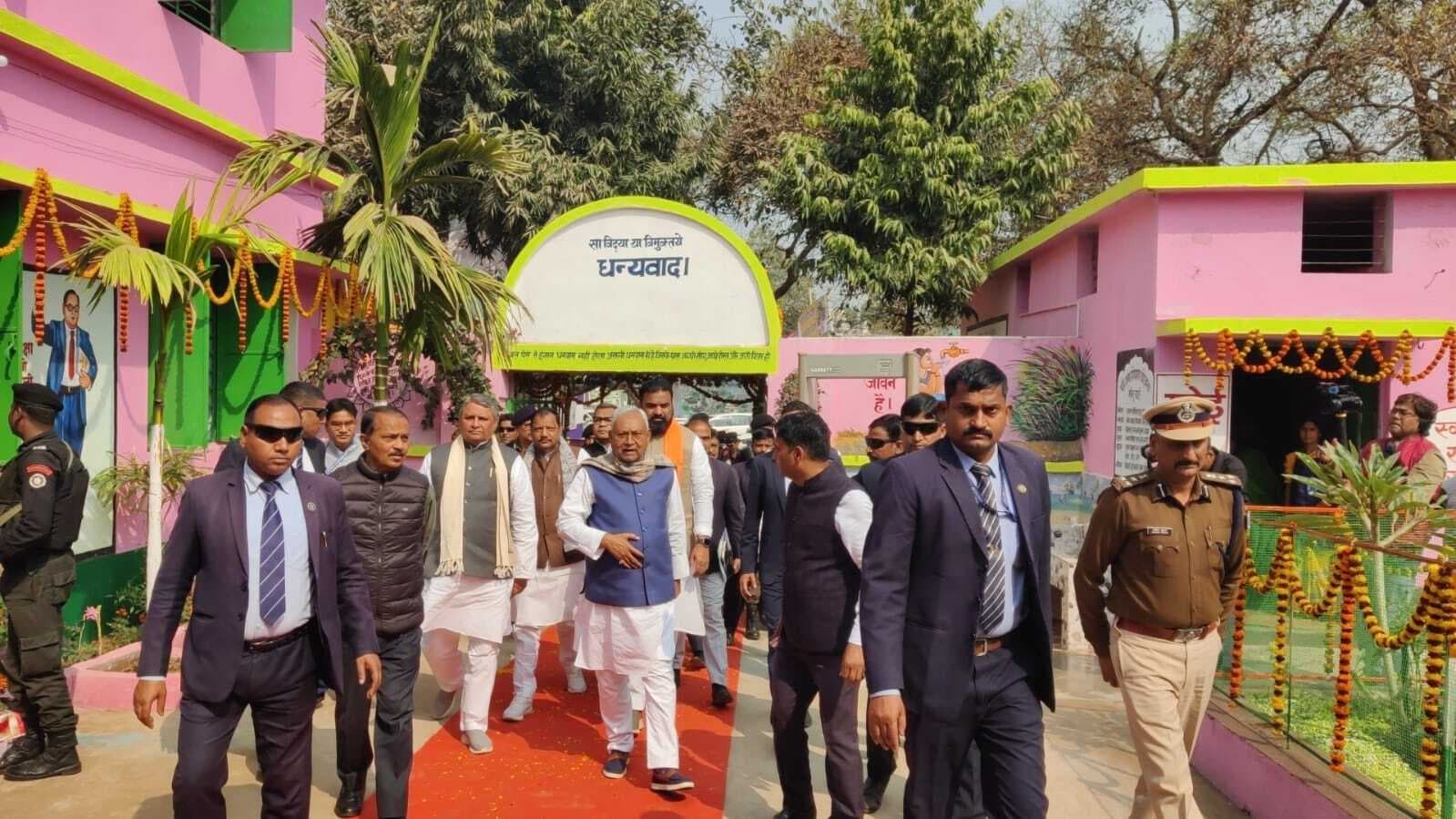 तारापुर में जीविका पुस्तकालय का किया उद्घाटन