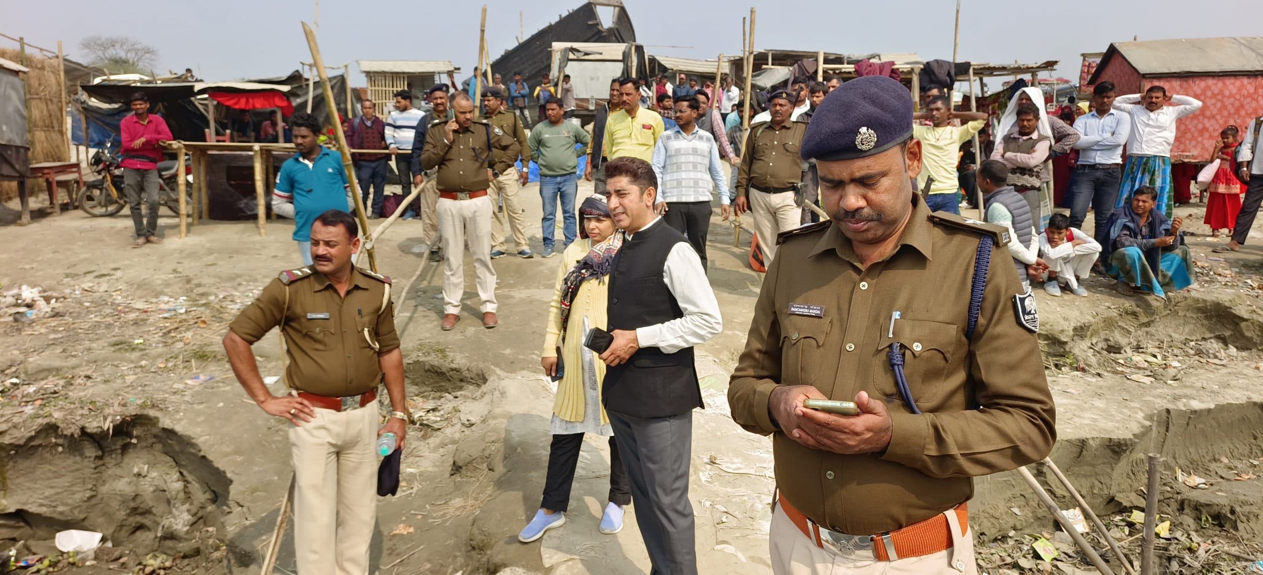 मनिहारी एसडीएम ने मनिहारी गंगा घाट पर ओवरलोडेड नावों पर की कार्रवाई