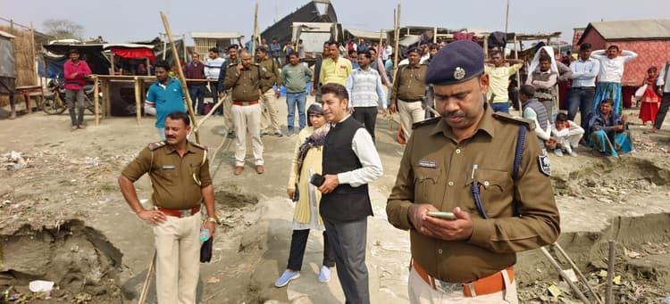 मनिहारी एसडीएम ने मनिहारी गंगा घाट पर ओवरलोडेड नावों पर की कार्रवाई