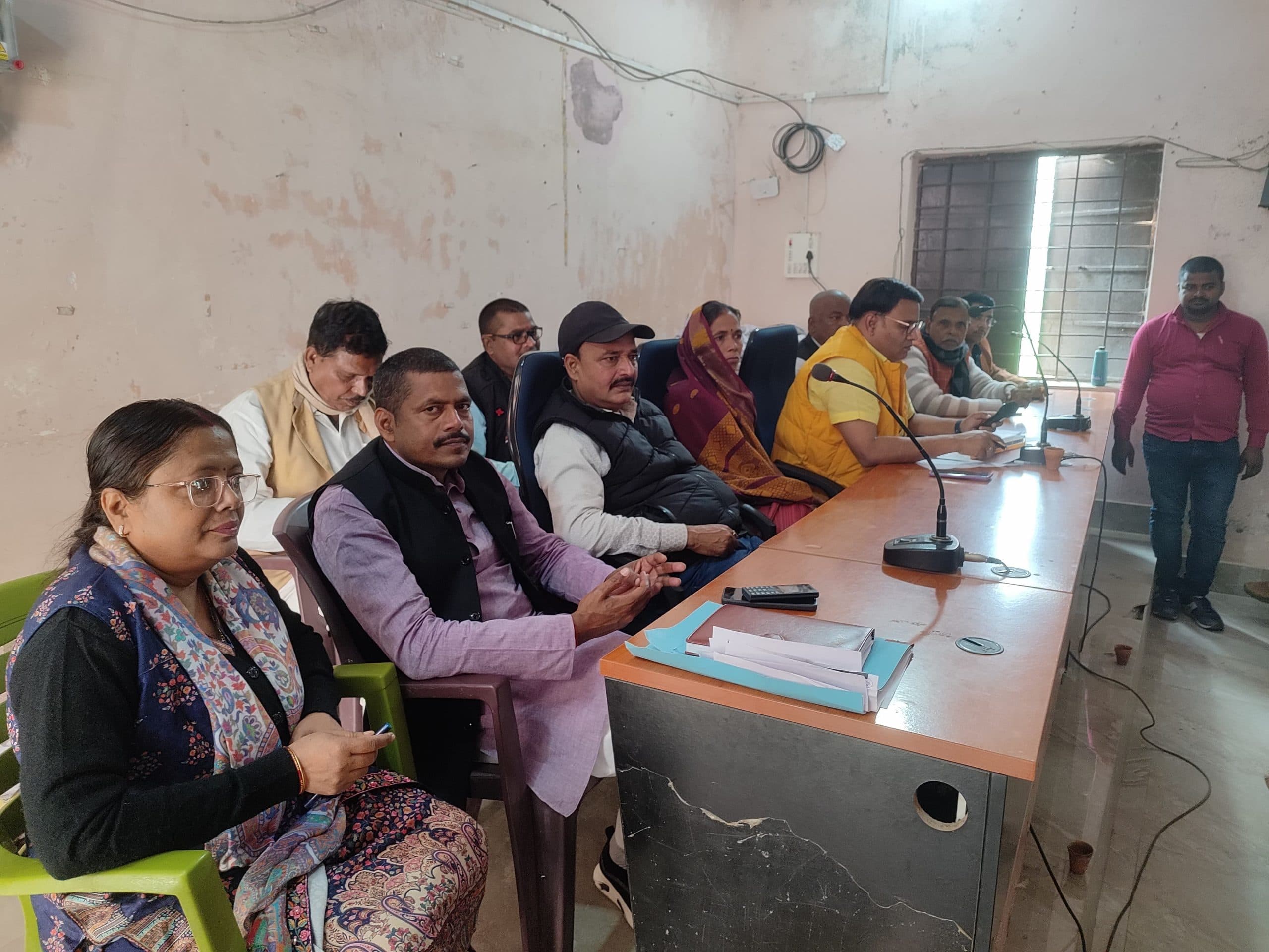 अधिकारियों की अनुपस्थिति पर सदस्यों ने जतायी नाराजगी