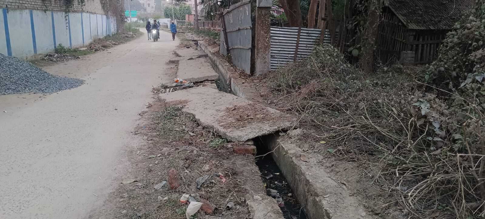 ढक्कन को तरस रहा नप का नाला