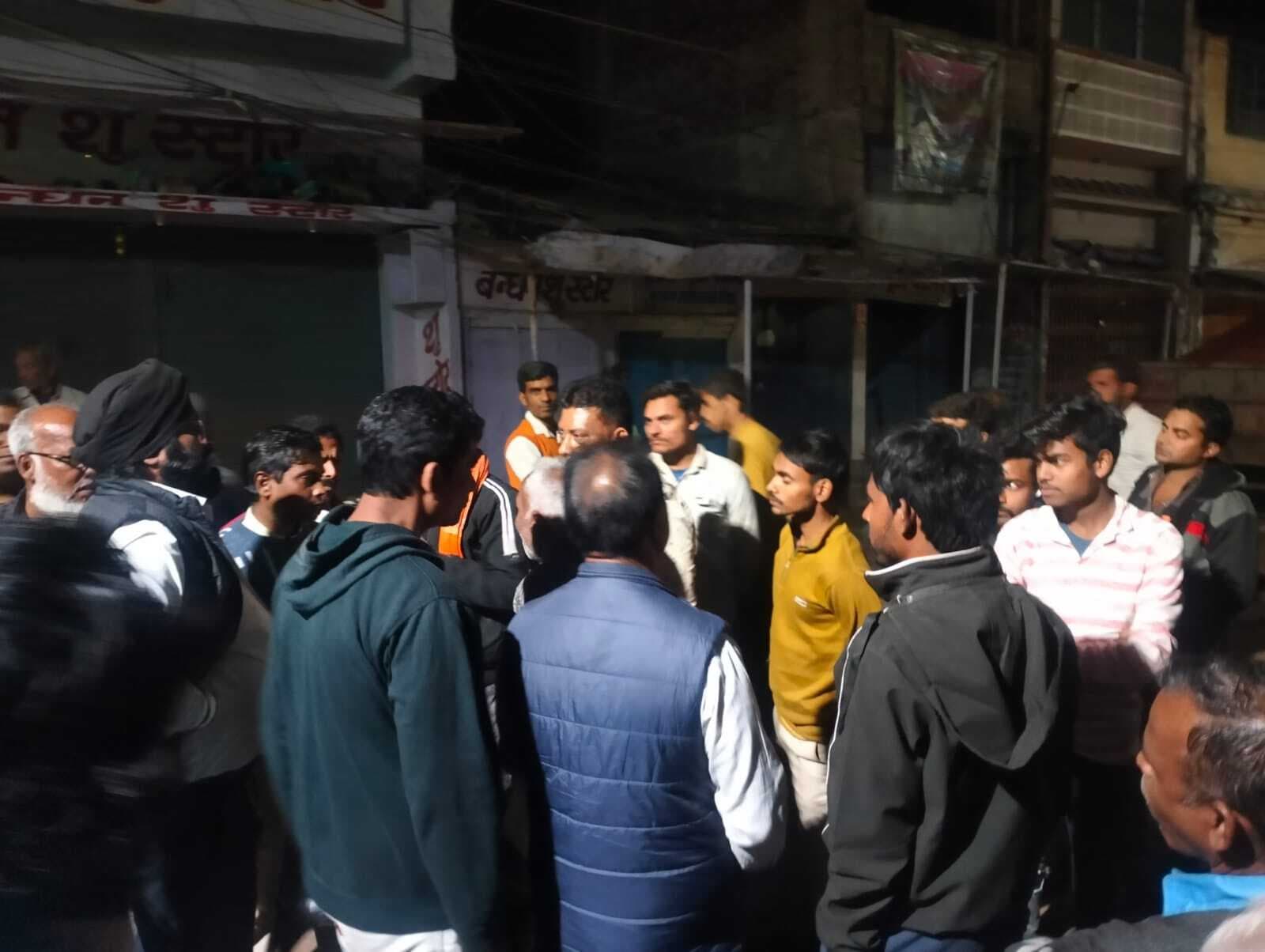 चेंबर सदस्यों व व्यवसायियों ने सड़क निर्माण कार्य को रोका