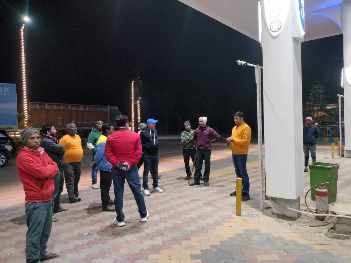 पेट्रोल पंप पर गोलीबारी कर नोजल मैन से रुपये से भरा बैग लूटा