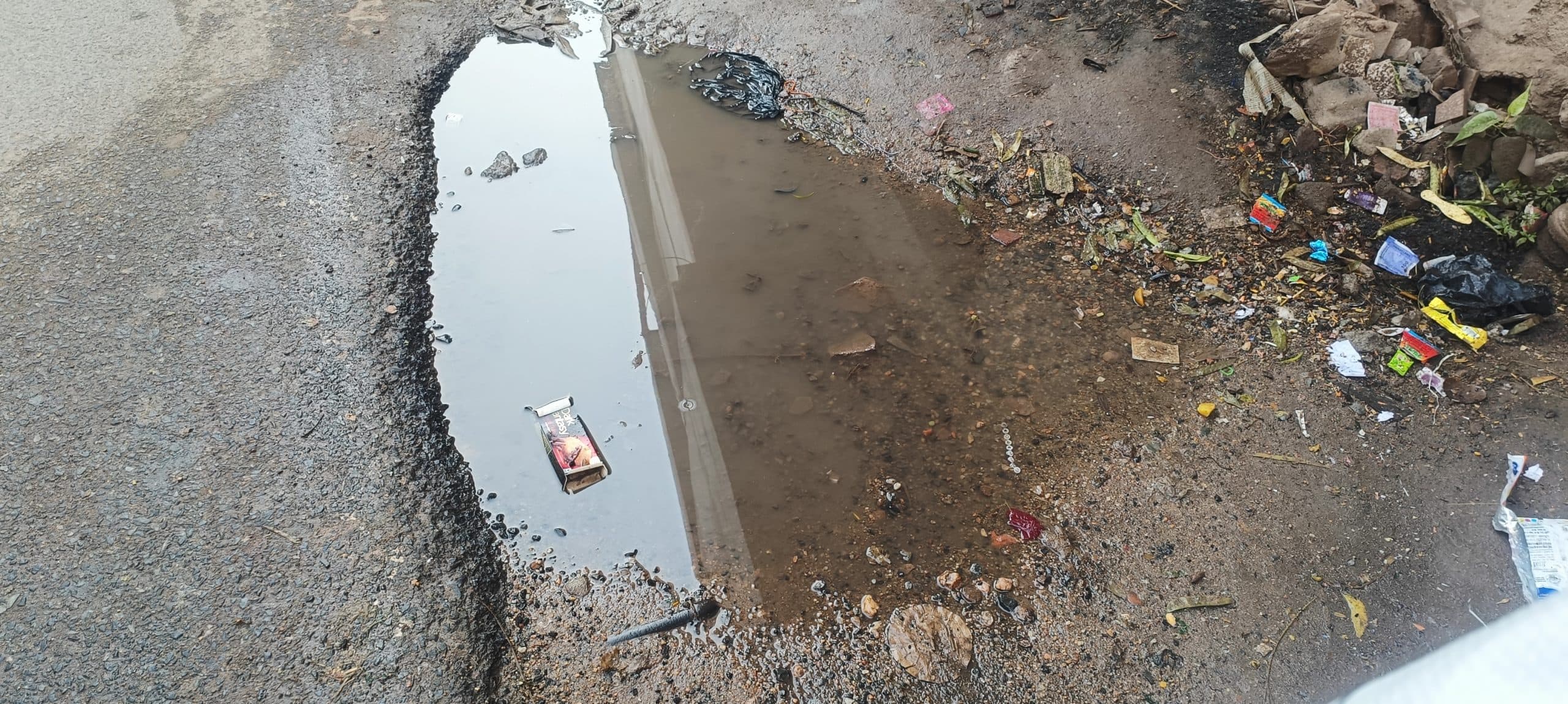 Gaya News : जगह-जगह पाइपलाइन में लीकेज के चलते रोड पर बह जाता है गंगाजल