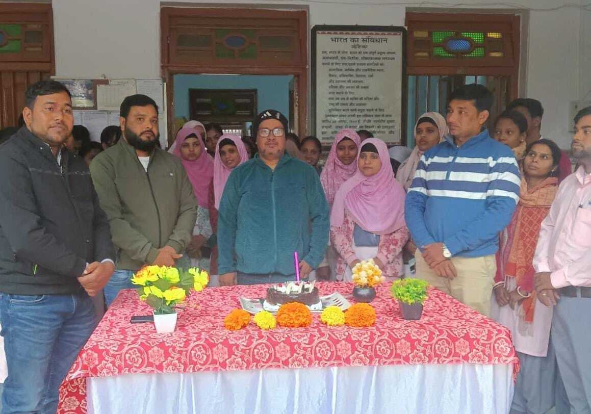 केक काटकर मनाया गया पूर्व सांसद का जन्मदिन