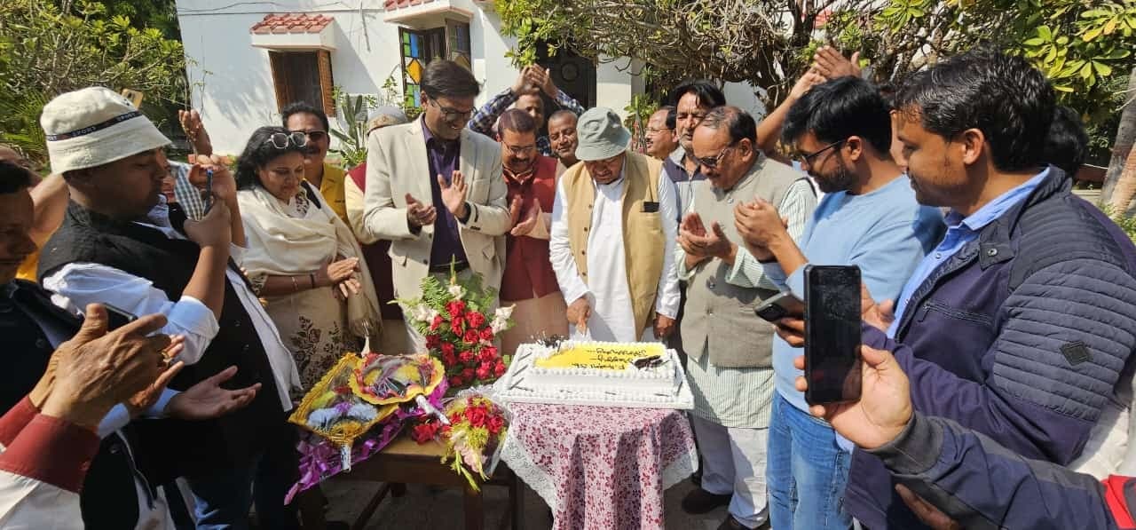 पूर्व सांसद फुरकान अंसारी ने केक काटकर मनाया जन्मदिन