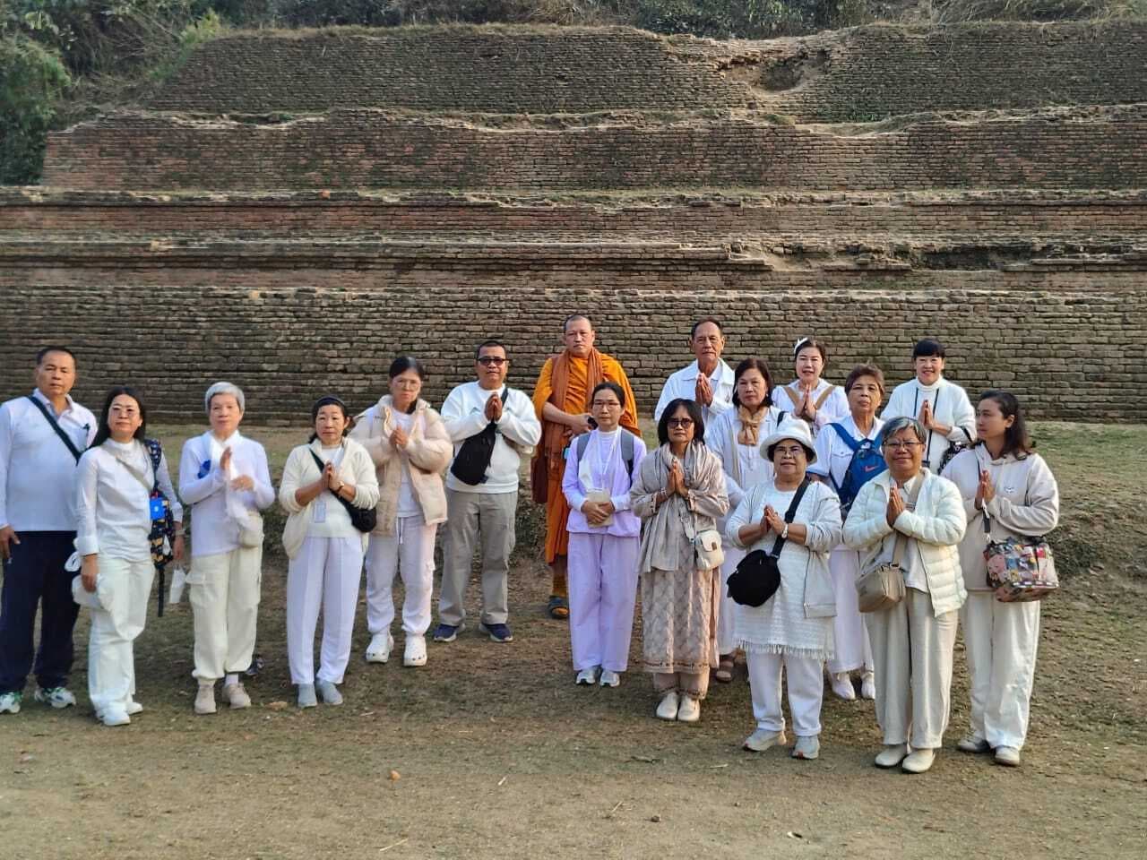 थाईलैंड के 28 सदस्यीय बौद्ध पर्यटक ने की नंदनगढ़ और अशोक स्तंभ पहुंचकर पूजा पाठ