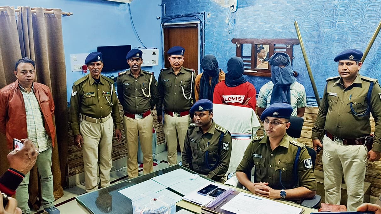 देसी पिस्टल व कारतूस के साथ हिस्ट्रीशीटर समेत तीन अपराधी गिरफ्तार