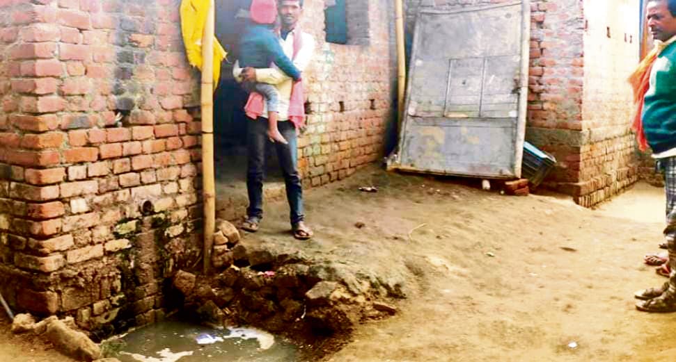 सफाई के अभाव में बजबजा रही नाली, लोगों की बढ़ी परेशानी