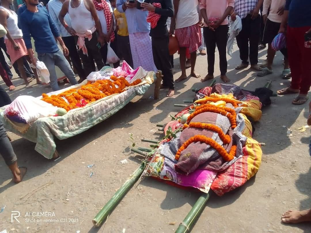 दोस्ती की अनोखी मिसाल: जीते जी निभायी बचपन की दोस्ती, मौत में भी दिया साथ