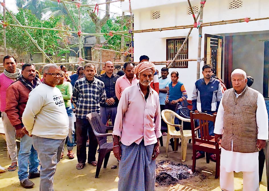 Hajipur News : कटहरा में घर का गेट तोड़कर की लूटपाट, युवती का किया अपहरण