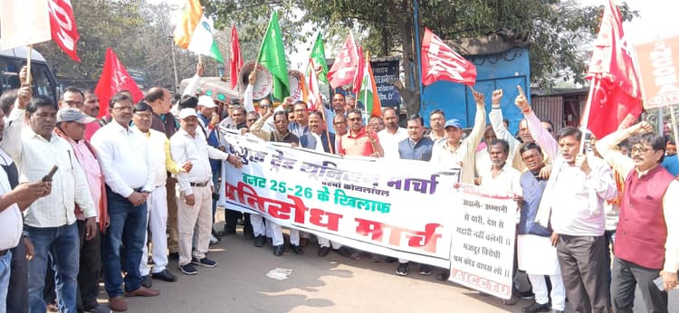 Bokaro News : फुसरो में वित्त मंत्री का पुतला फूंका, बजट की प्रति जलायी