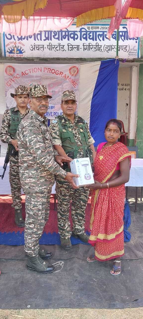Giridih News :सीआरपीएफ ने ग्रामीणों के बीच सामग्री