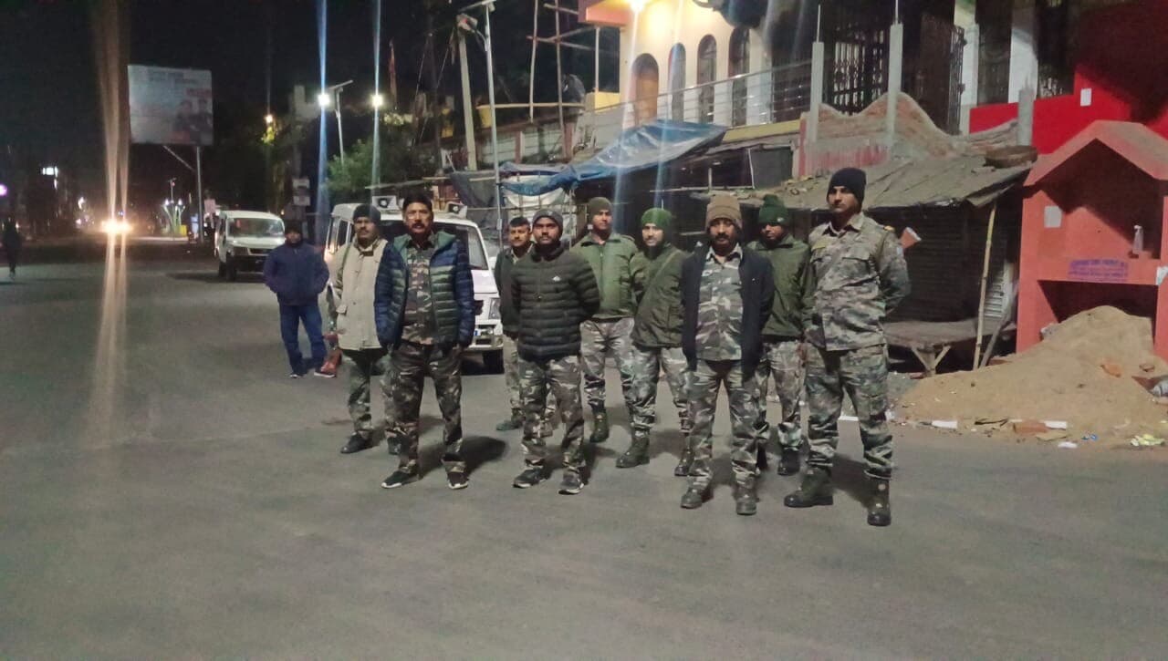 Giridih News : देर रात सड़कों पर घूम रहे लोगों को हिरासत में लेकर की पूछताछ