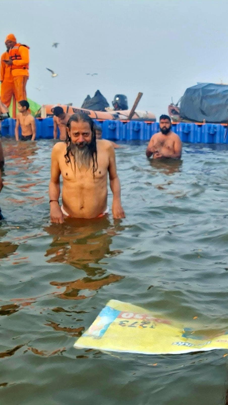 Bhagalpur news स्वामी आगमानंद महाराज ने प्रयागराज संगम में किया पवित्र स्नान